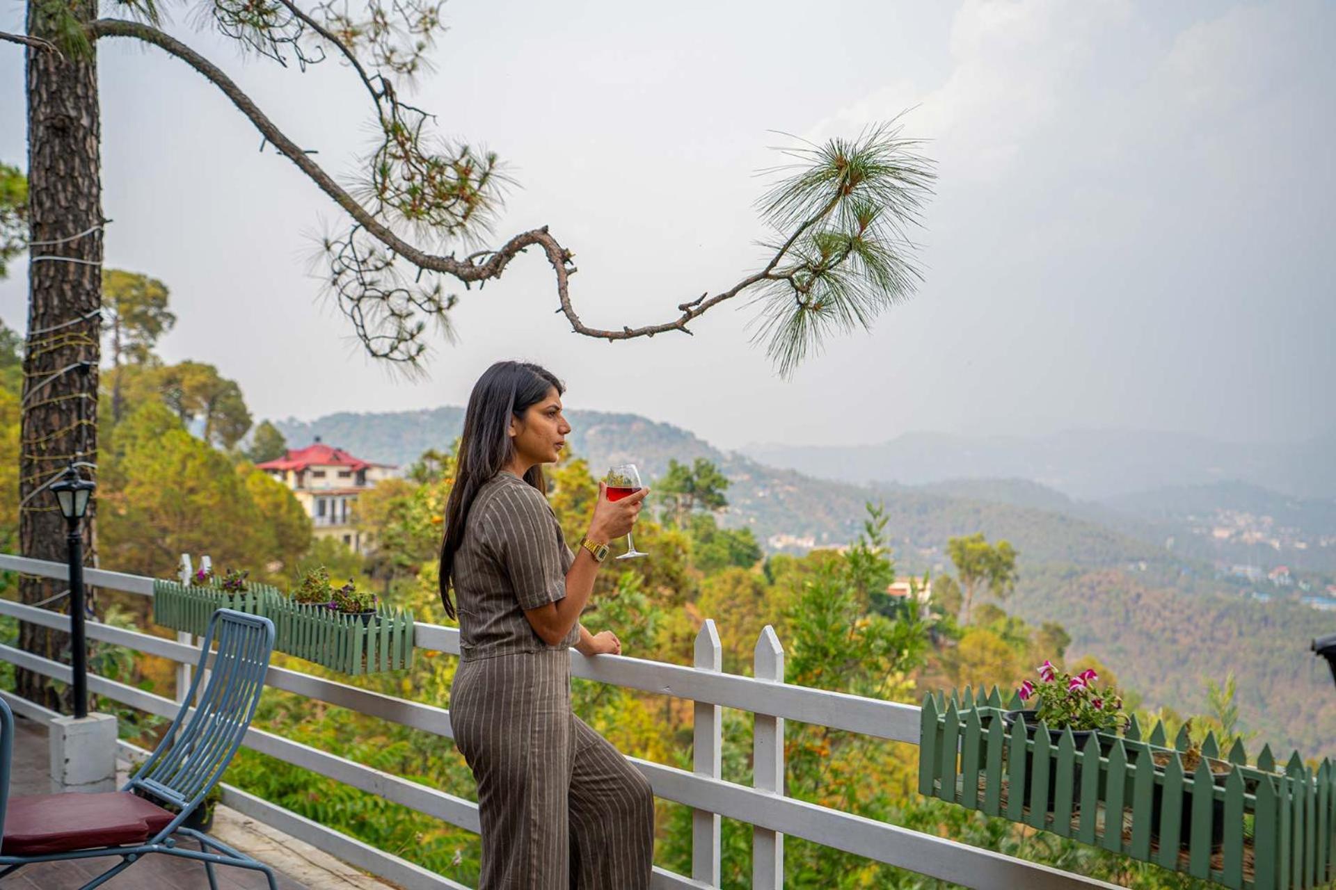 Stayvista At Bellevue With Outdoor Jacuzzi Kasauli Extérieur photo
